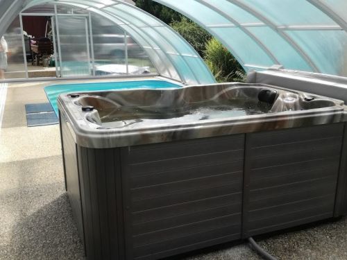 Vířivka XENA vedle bazénu Žirovnice