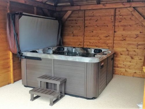 Vířivka NOMIA v zahradní pergole