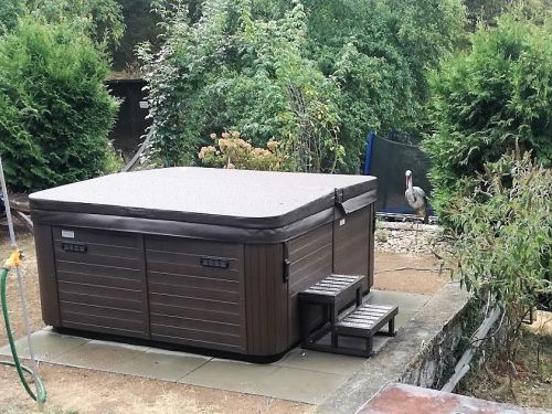 Venkovní vířivka na zahradě