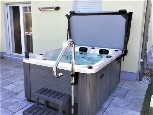 Vířivka na venkovní terase v Chebu