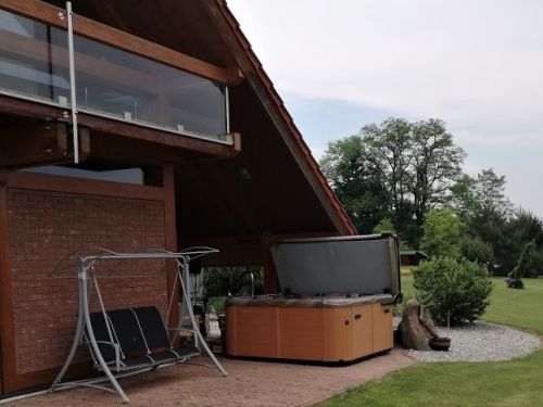 Venkovní vířivka na zahradě