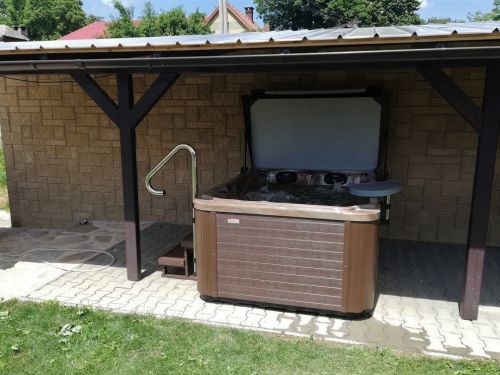 Vířivka pod zastřešením