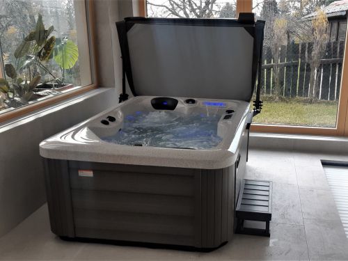 Vířivka MIRA u vnitřního bazénu