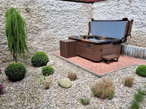 Vířivka MIRA v zahradě